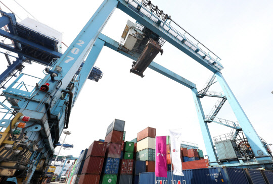 지난달 29일 부산항에서 컨테이너 크레인이 5G 원격제어로 작동하고 있다. LG유플러스 제공